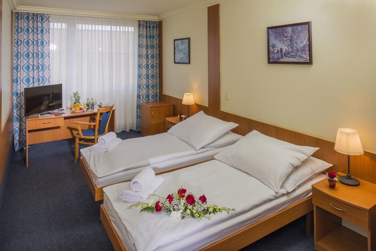 Top Hotel Praha Esterno foto